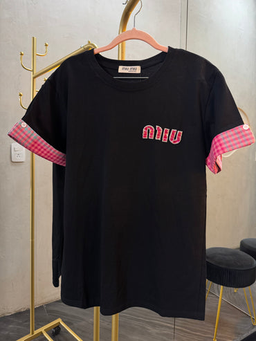 T- Shirt negra con rosa