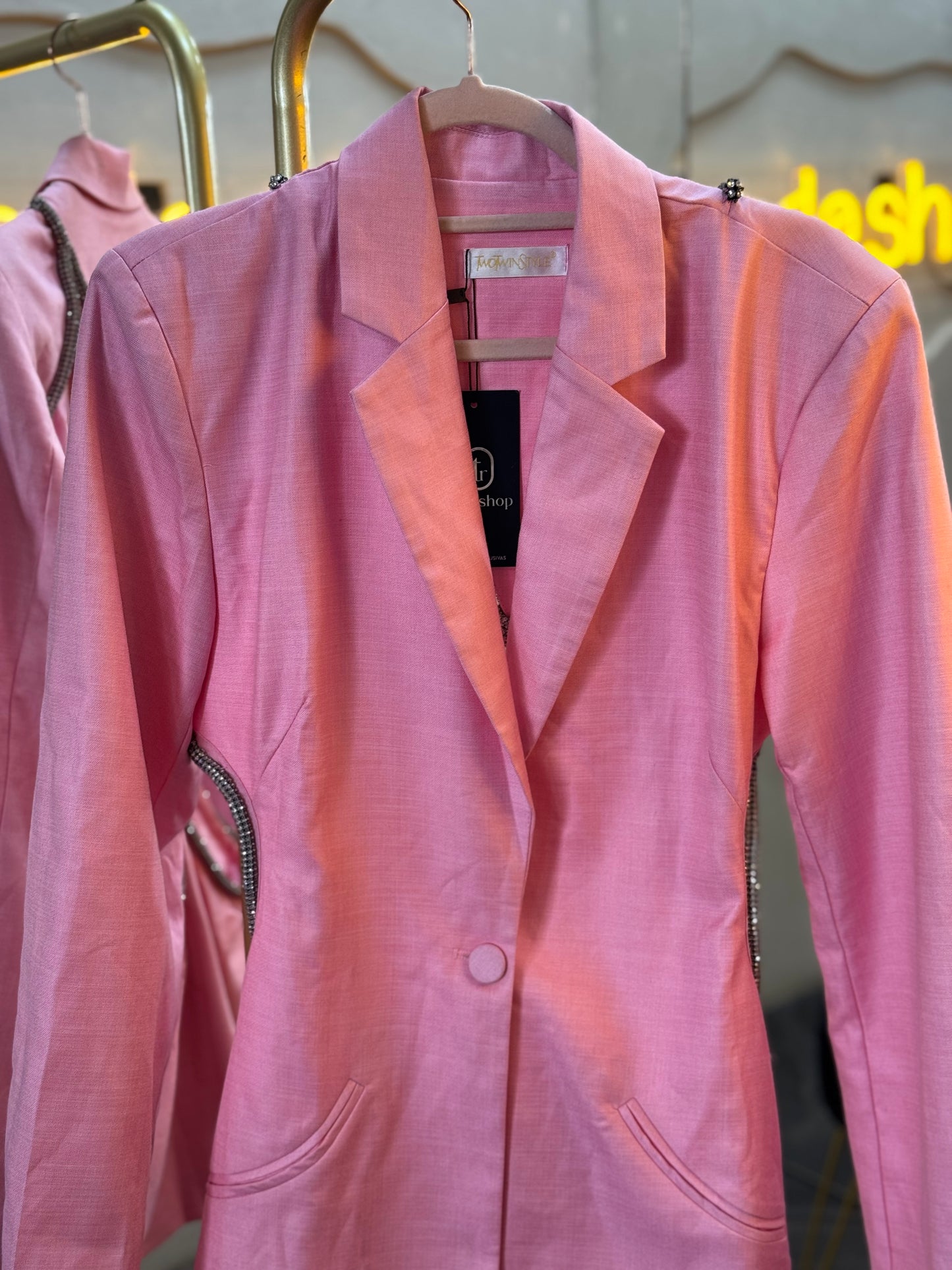 Blazer rosa, escote brillos
