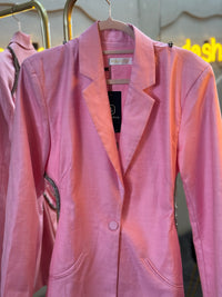Blazer rosa, escote brillos