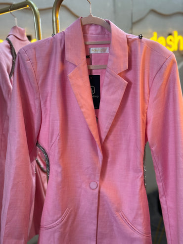 Blazer rosa, escote brillos