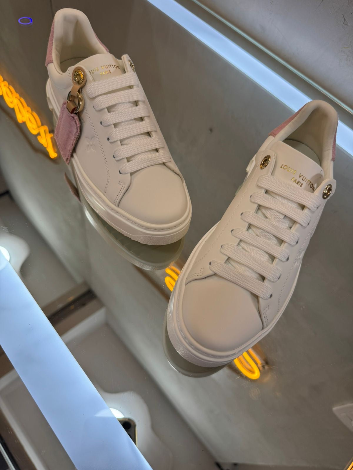 Tenis blanco con rosa