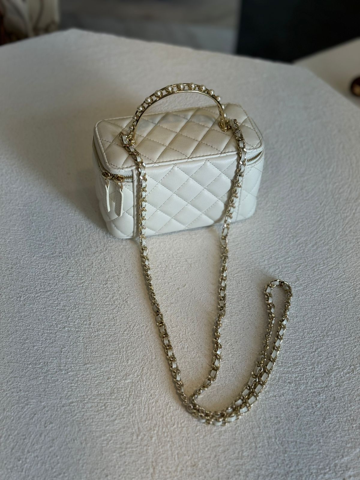 Bolsa Vanity capitoneado blanca