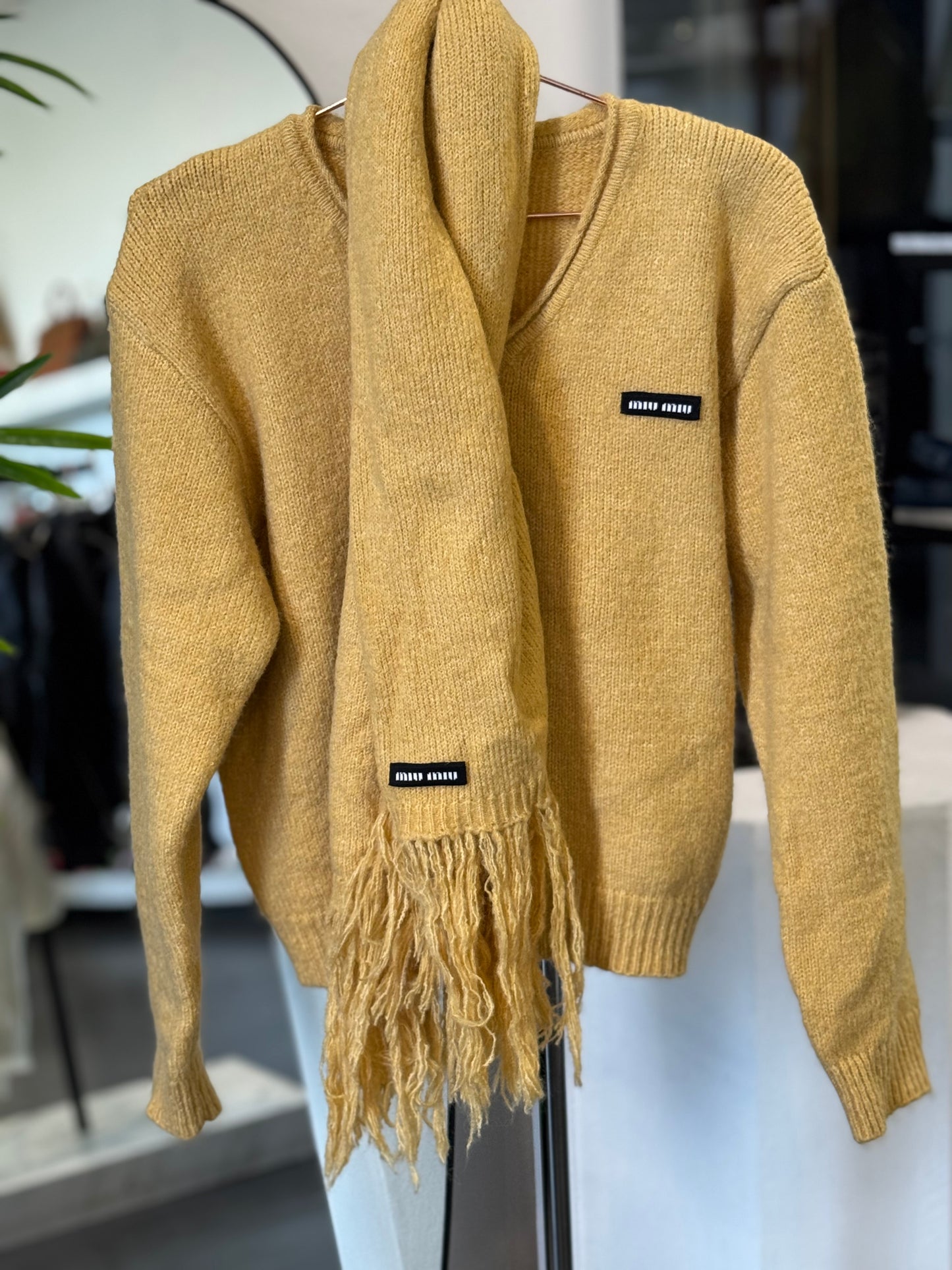 SUÉTER Y BUFANDA MOSTAZA