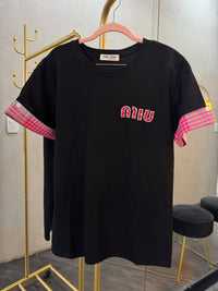 T- Shirt negra con rosa