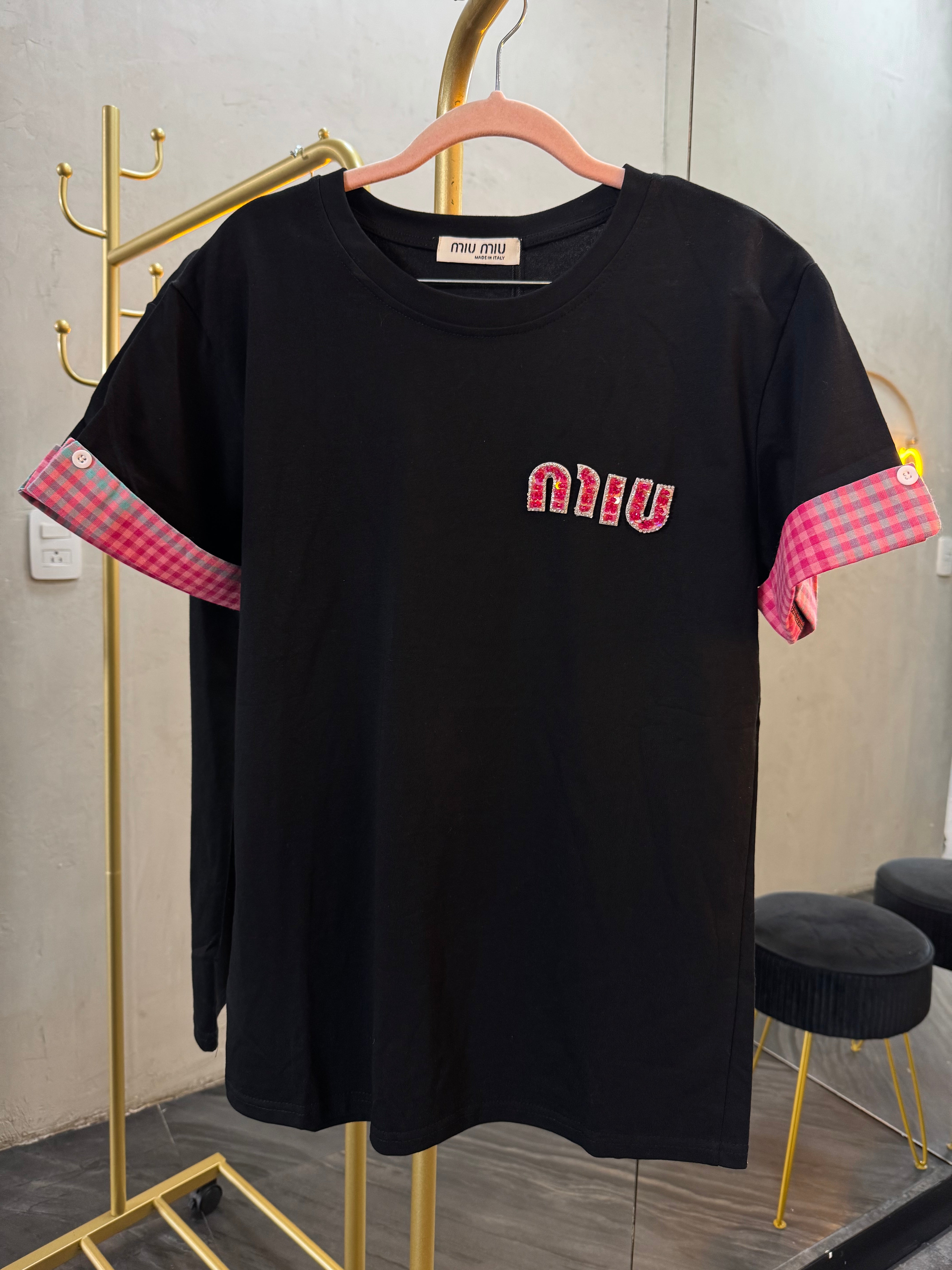 T- Shirt negra con rosa