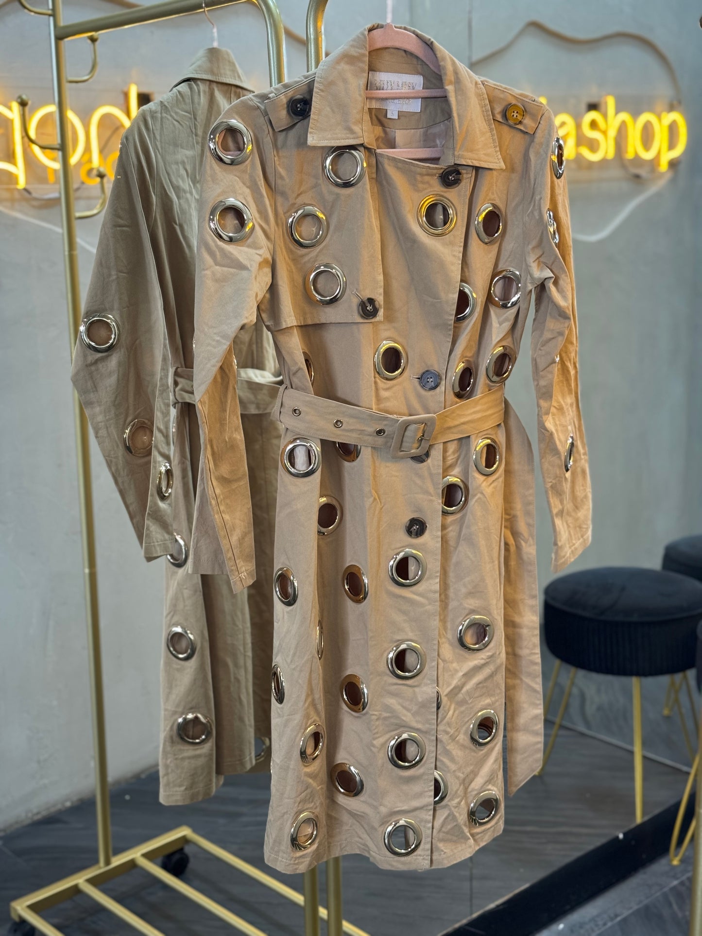 Saco beige largo, agujeros