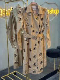 Saco beige largo, agujeros