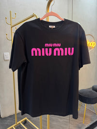 Y- Shirt negra con rosa