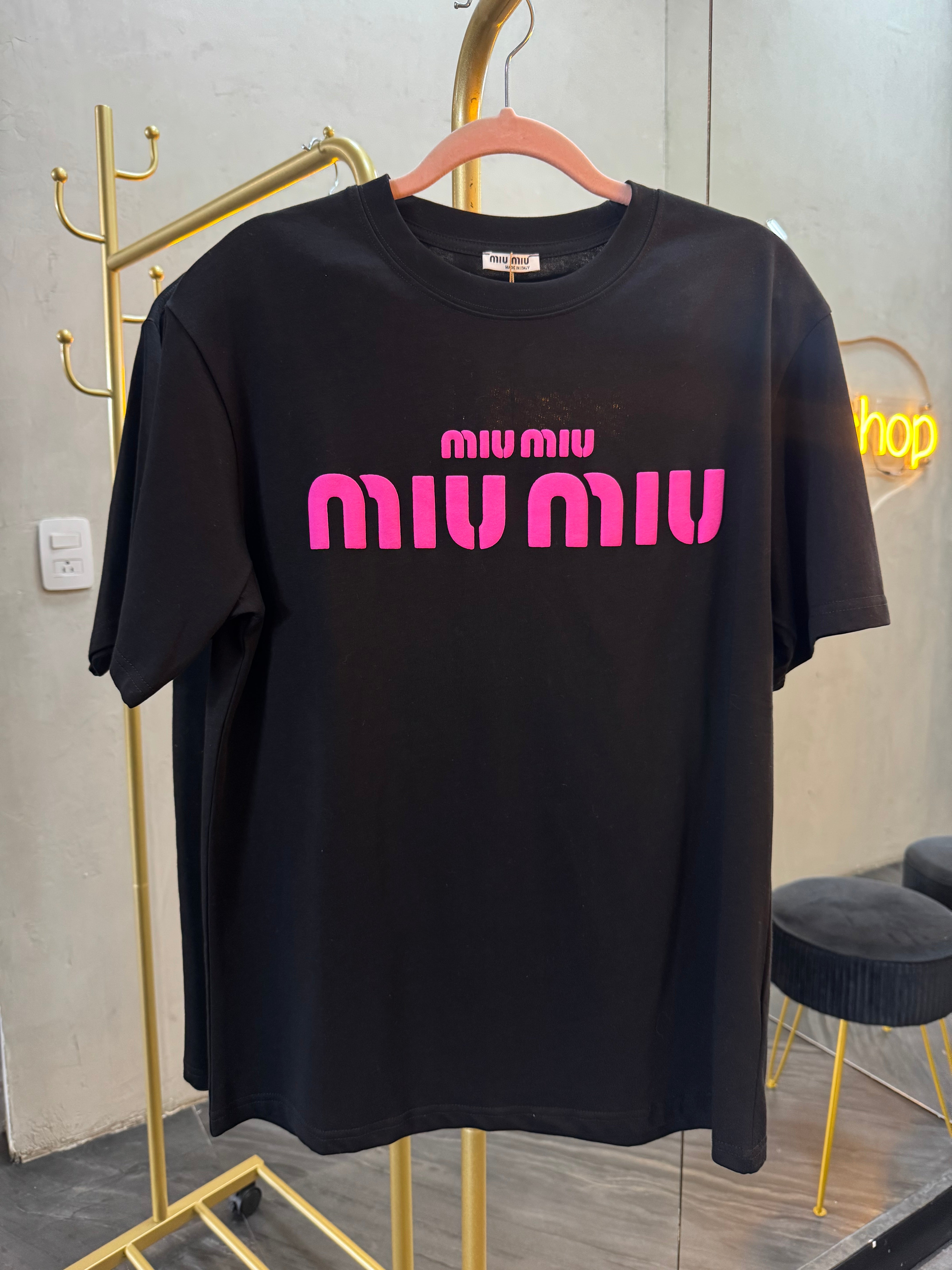 Y- Shirt negra con rosa
