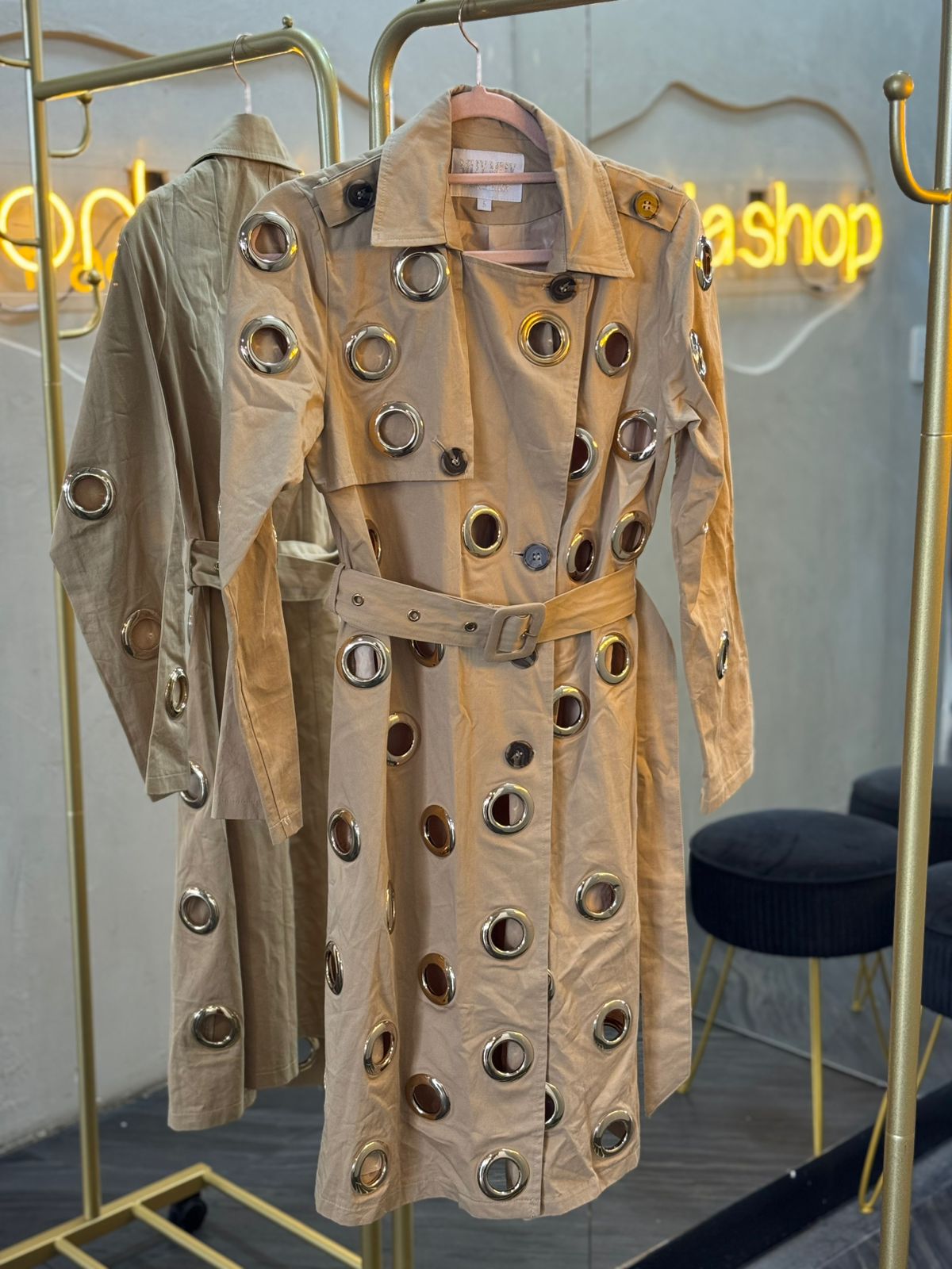 Saco beige largo, agujeros