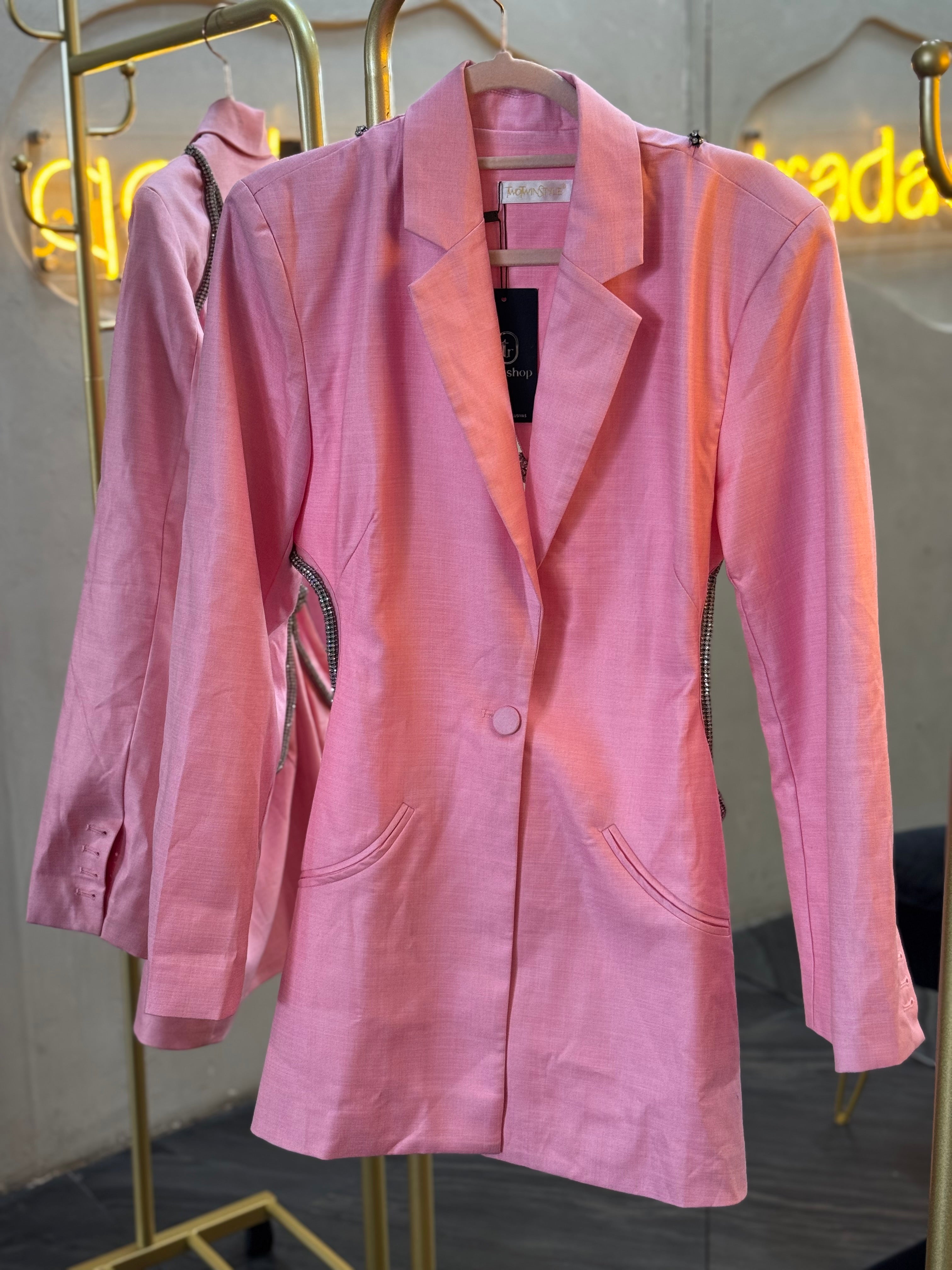 Blazer rosa, escote brillos
