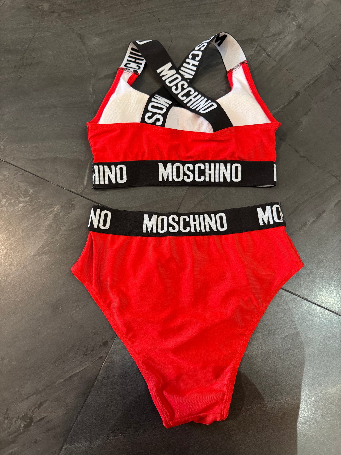 Traje de bajo rojo