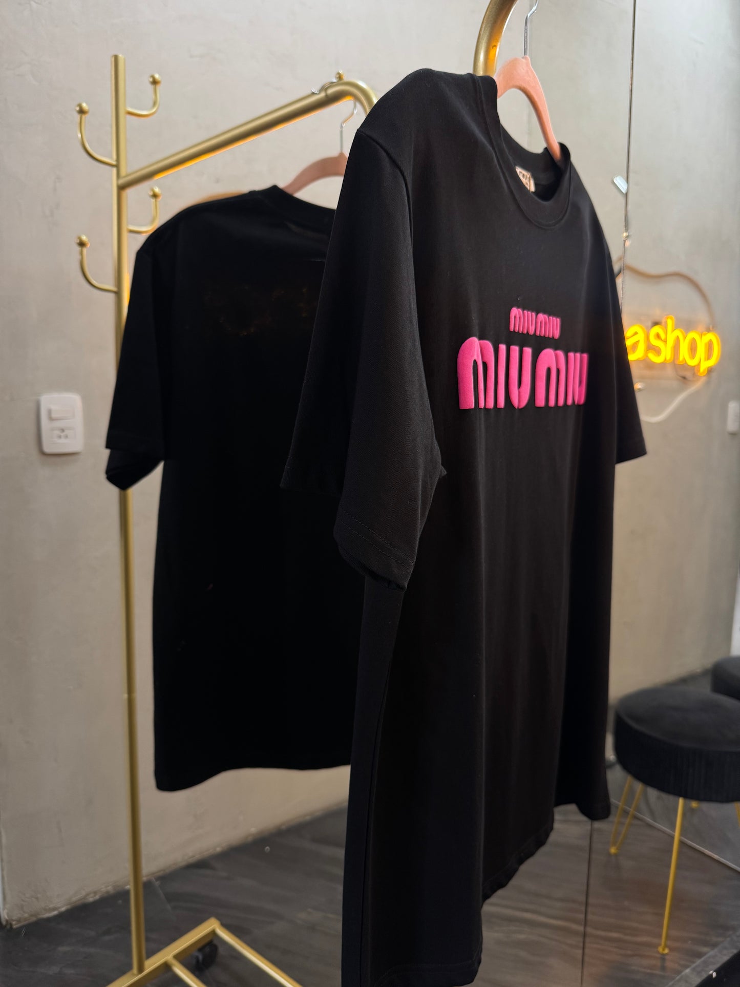 Y- Shirt negra con rosa