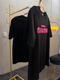 Y- Shirt negra con rosa