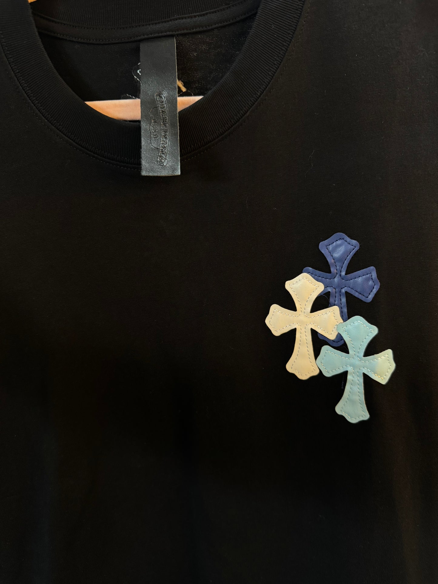 T- Shirt negra cruz colores