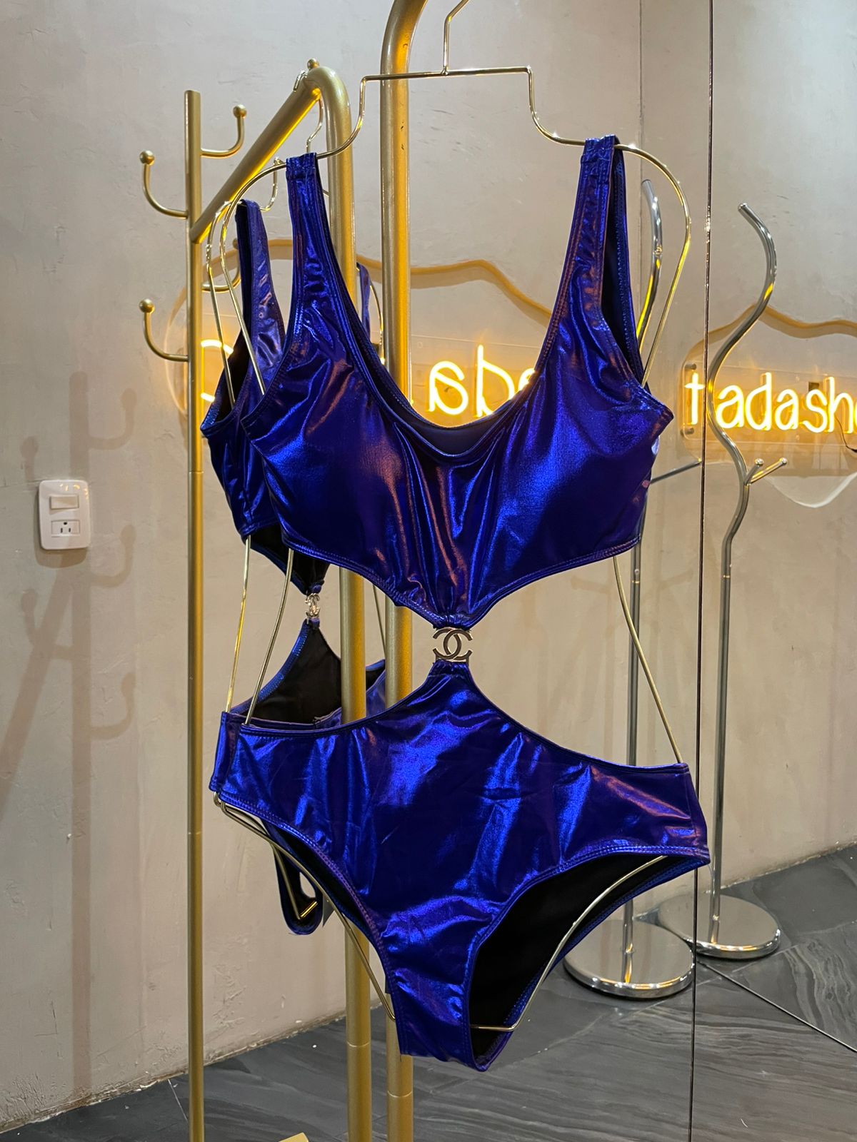 traje de baño azul