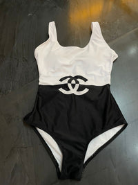 traje de baño negro con blanco