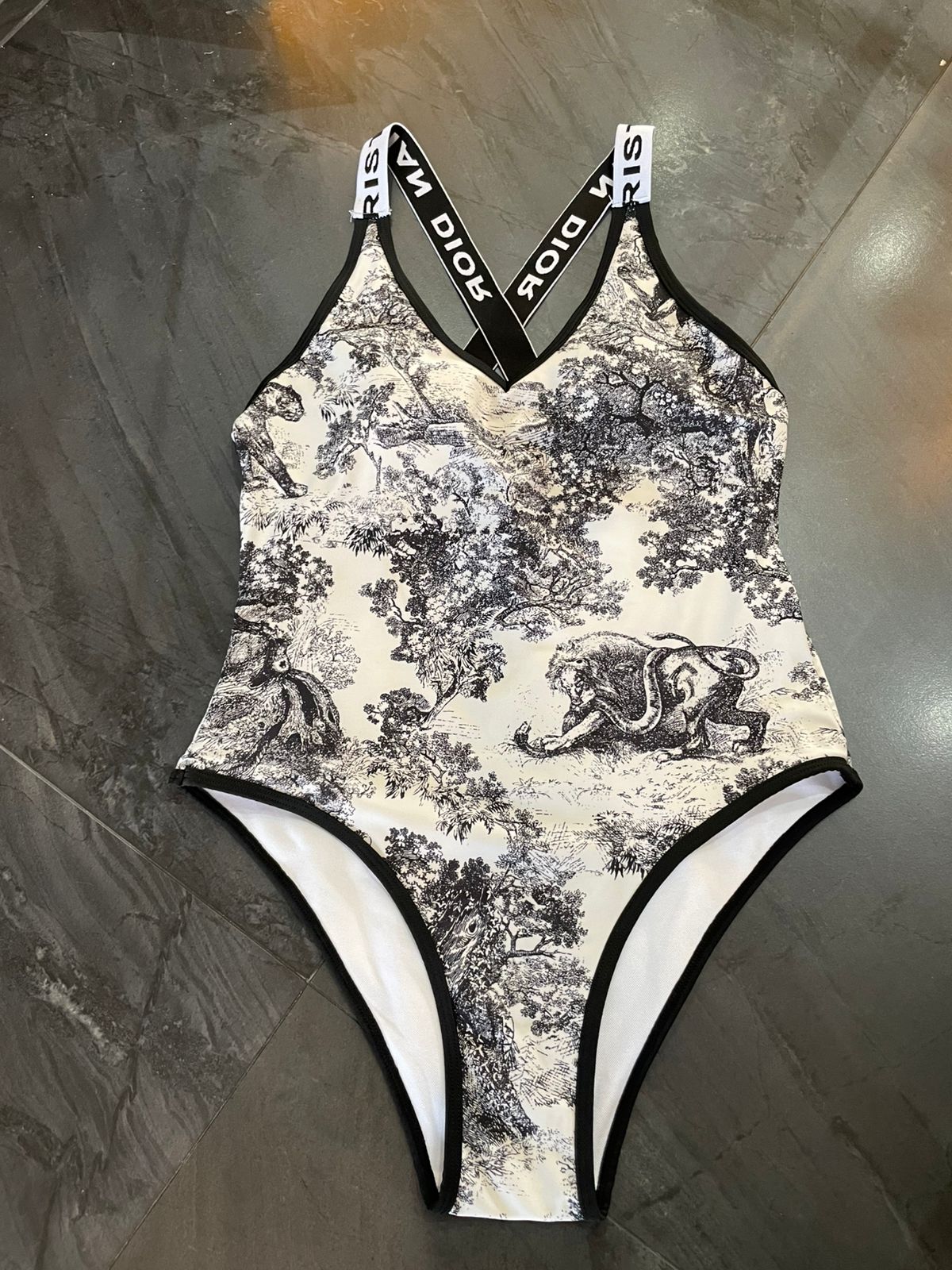 traje de baño blanco con negro