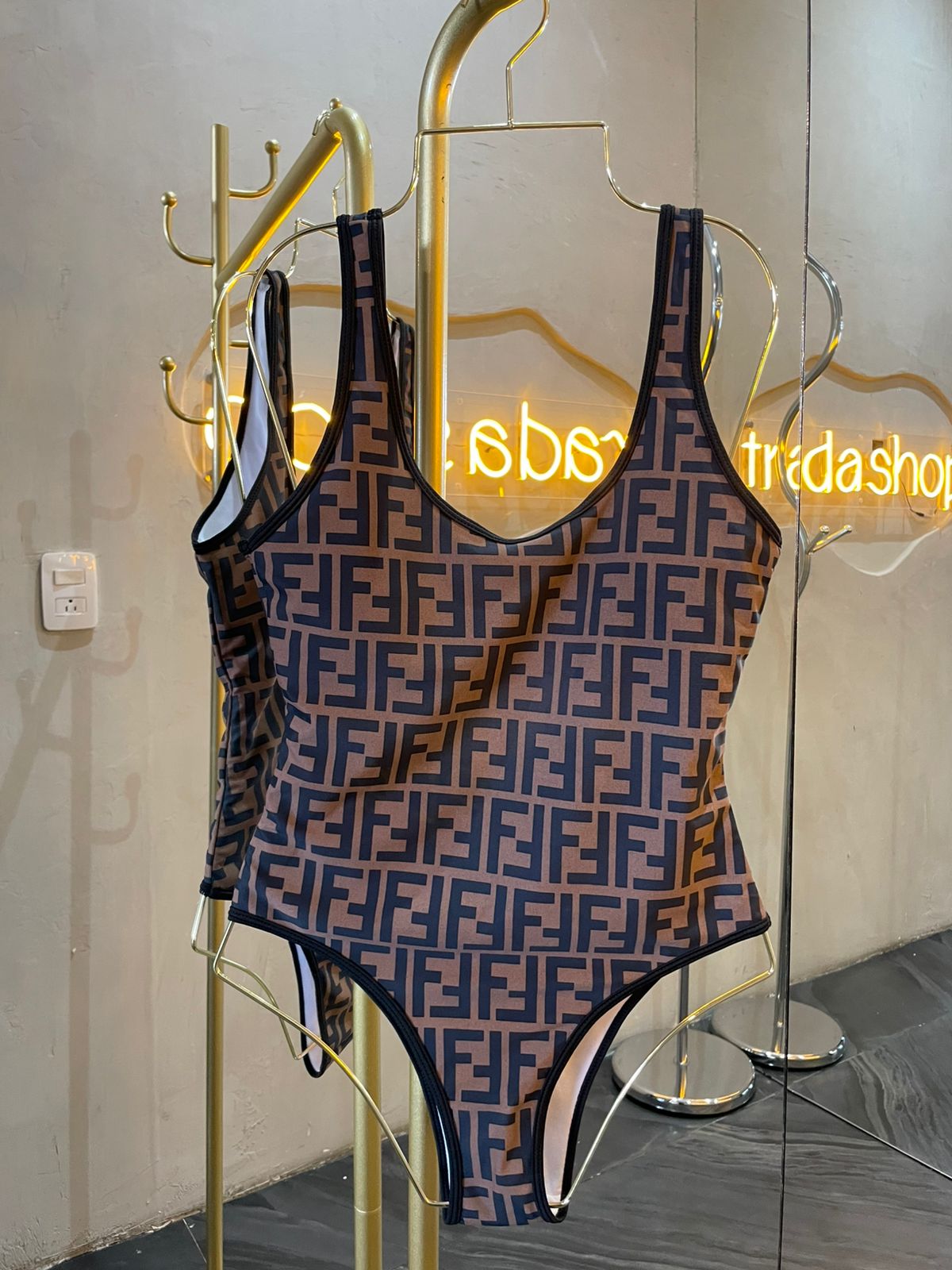 traje de baño cafe