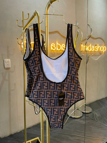 traje de baño cafe
