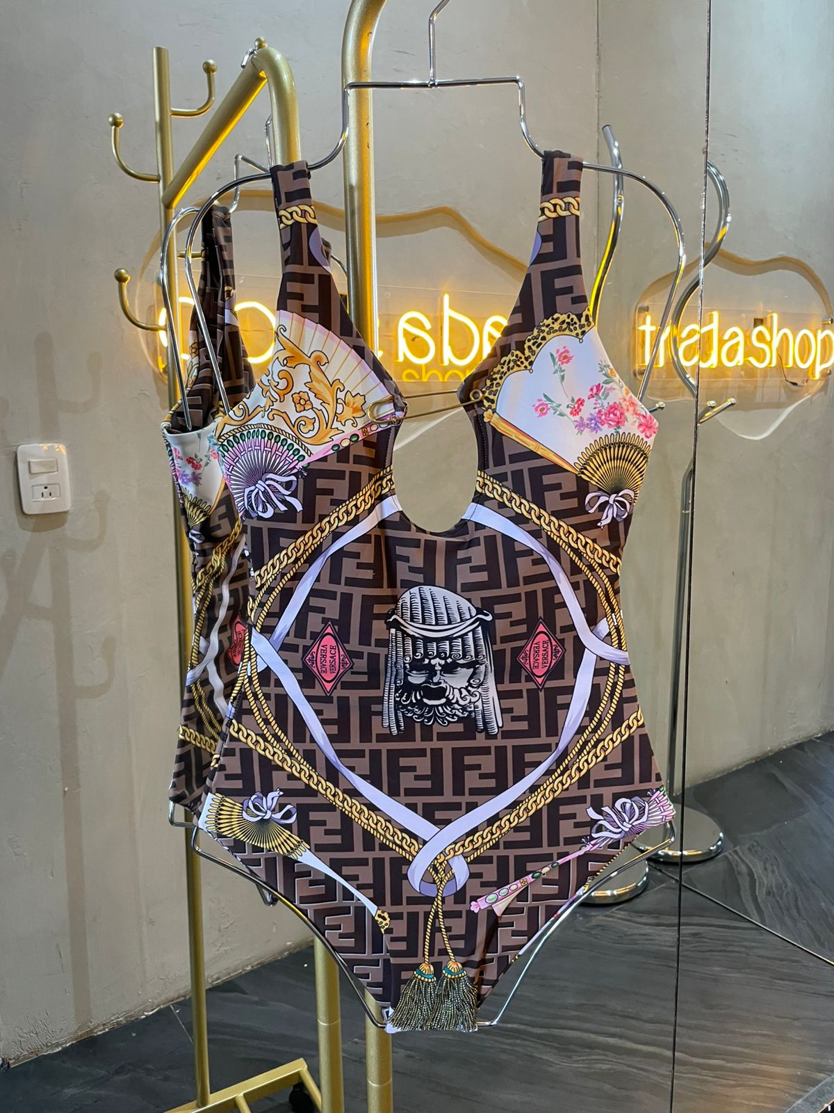 traje de baño cafe
