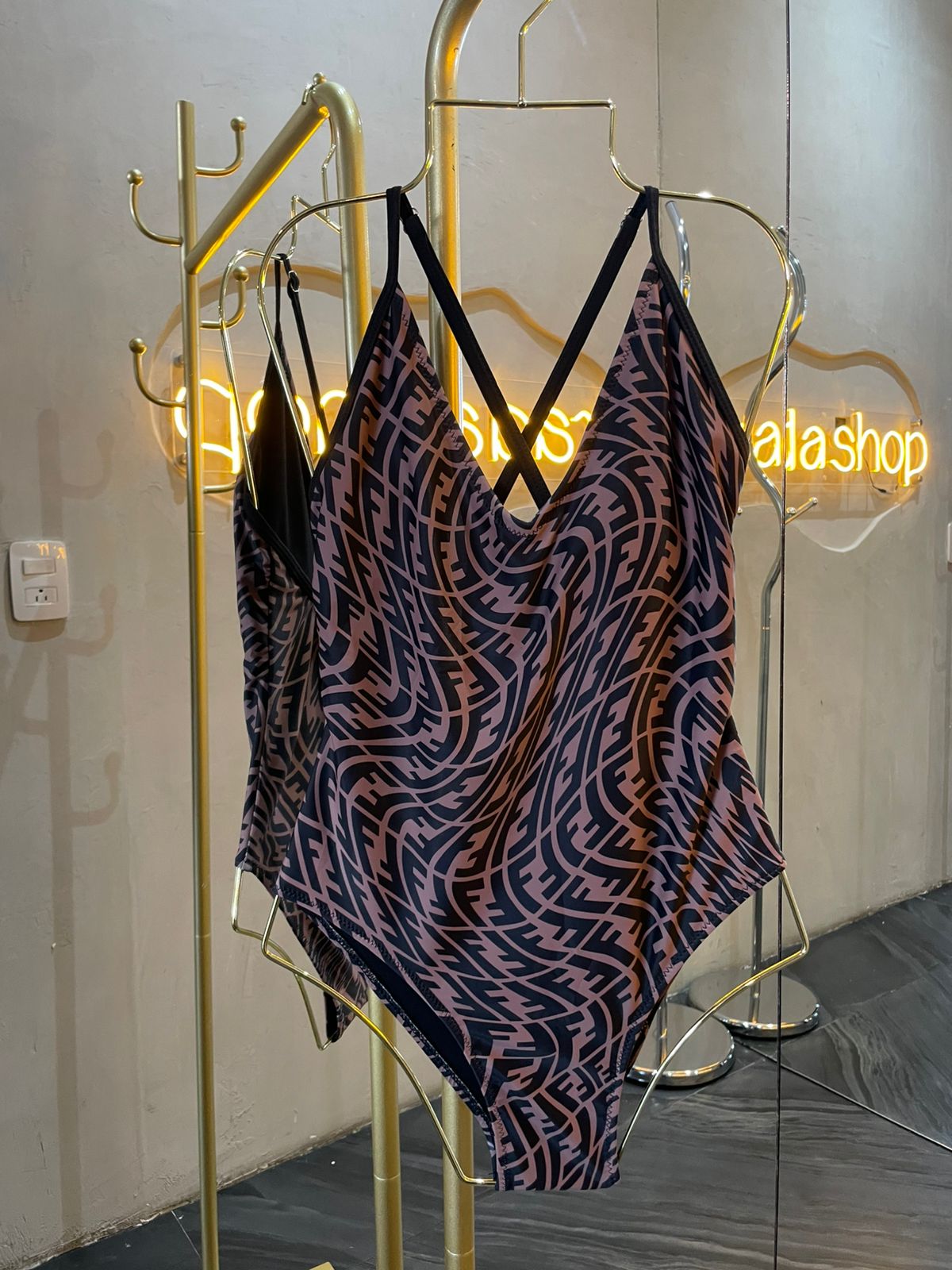 traje de baño cafe