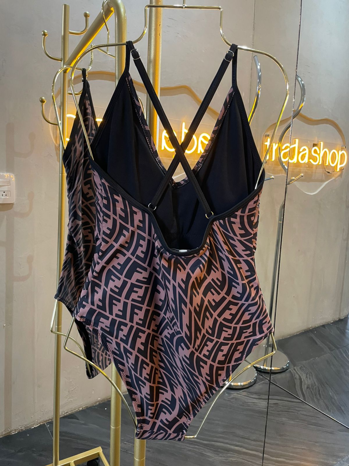traje de baño cafe