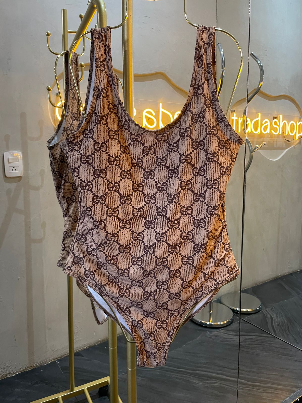 traje de baño cafe
