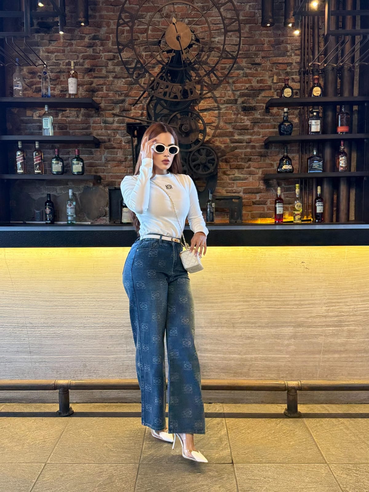 pantalon con logo blanco