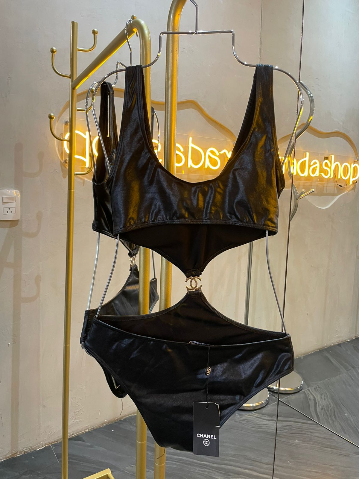 traje de baño negro
